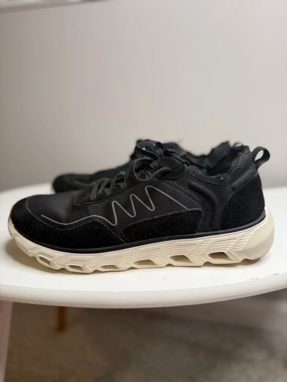 Vionic Nimble Black Walking Sneakers with Cream Sole